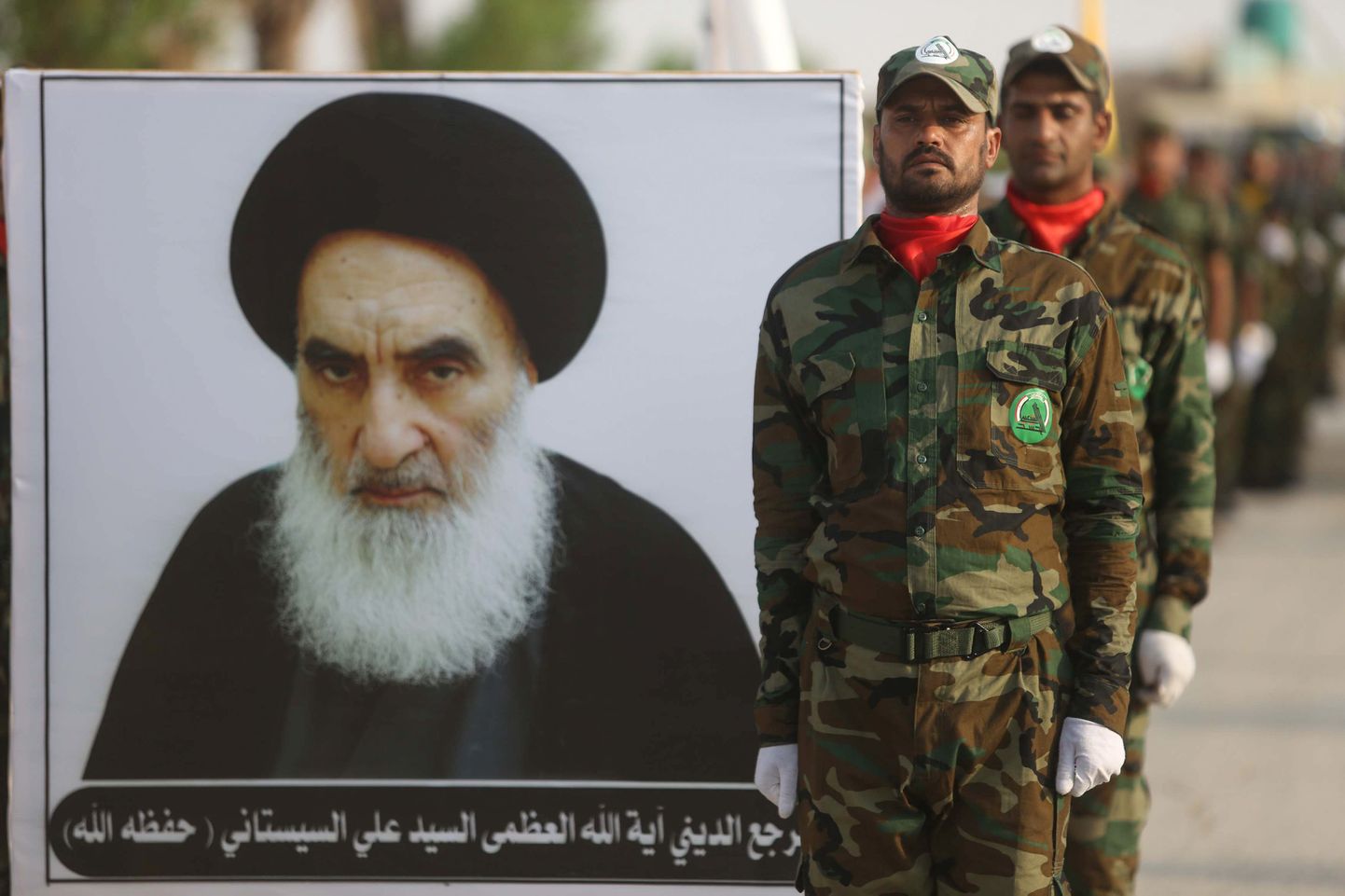 Iraagi šiiamoslemite poolsõjaväeline üksus kandmas suurajatolla Ali Sistani pilti.