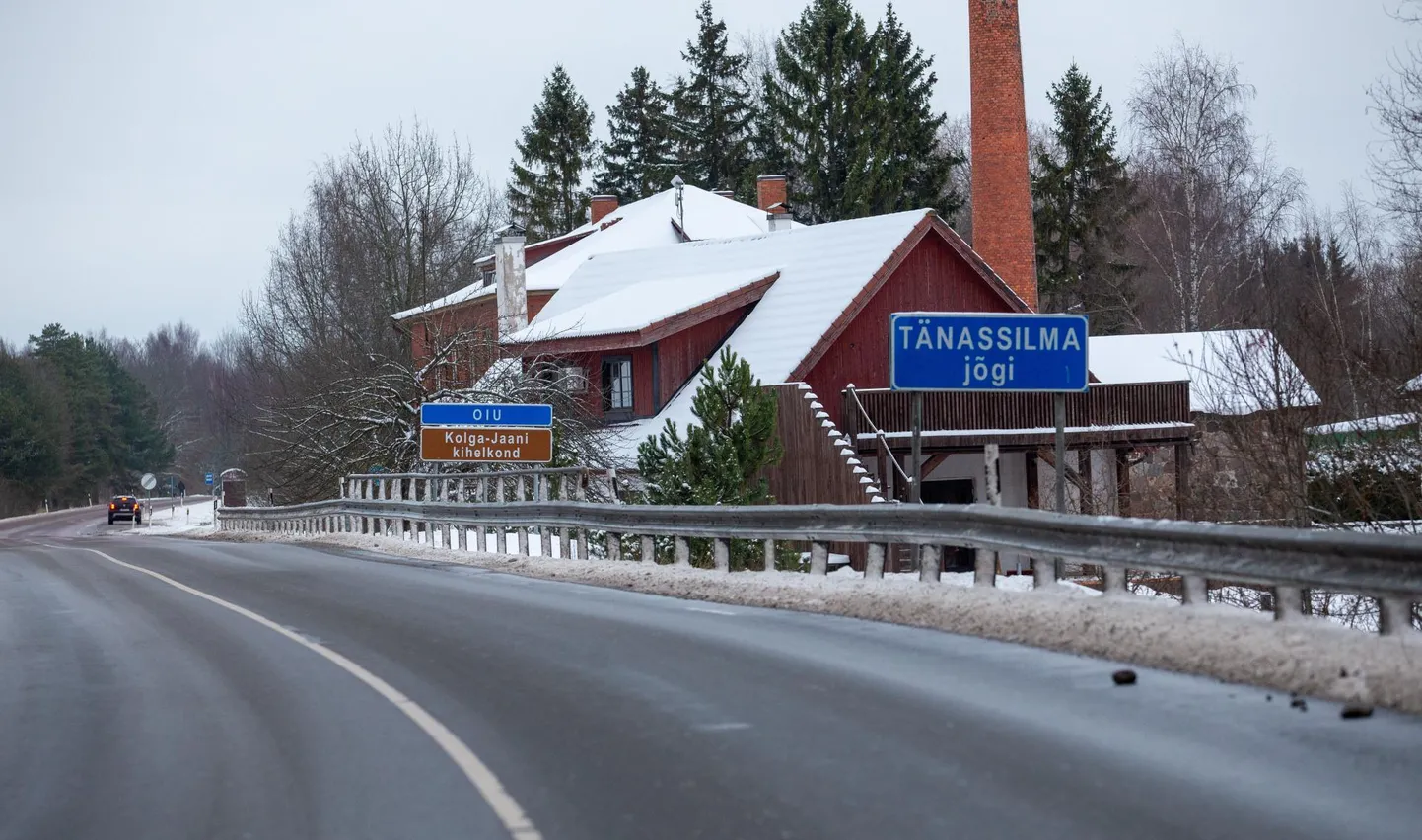 Läbikülmunud neiu sai auto peale pisut pärast seda, kui oli Oiu sadamast maanteeäärt pidi edasi jalutanud.