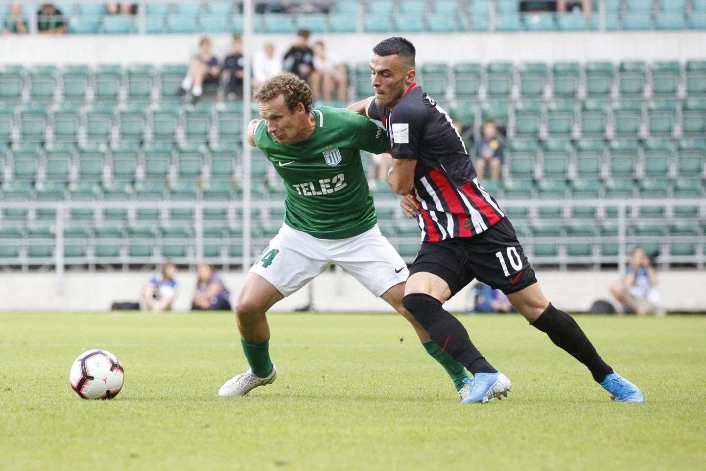 Konstantin Vassiljev (rohelises) Euroopa liiga mängus Frankfurdi Eintrachtiga.