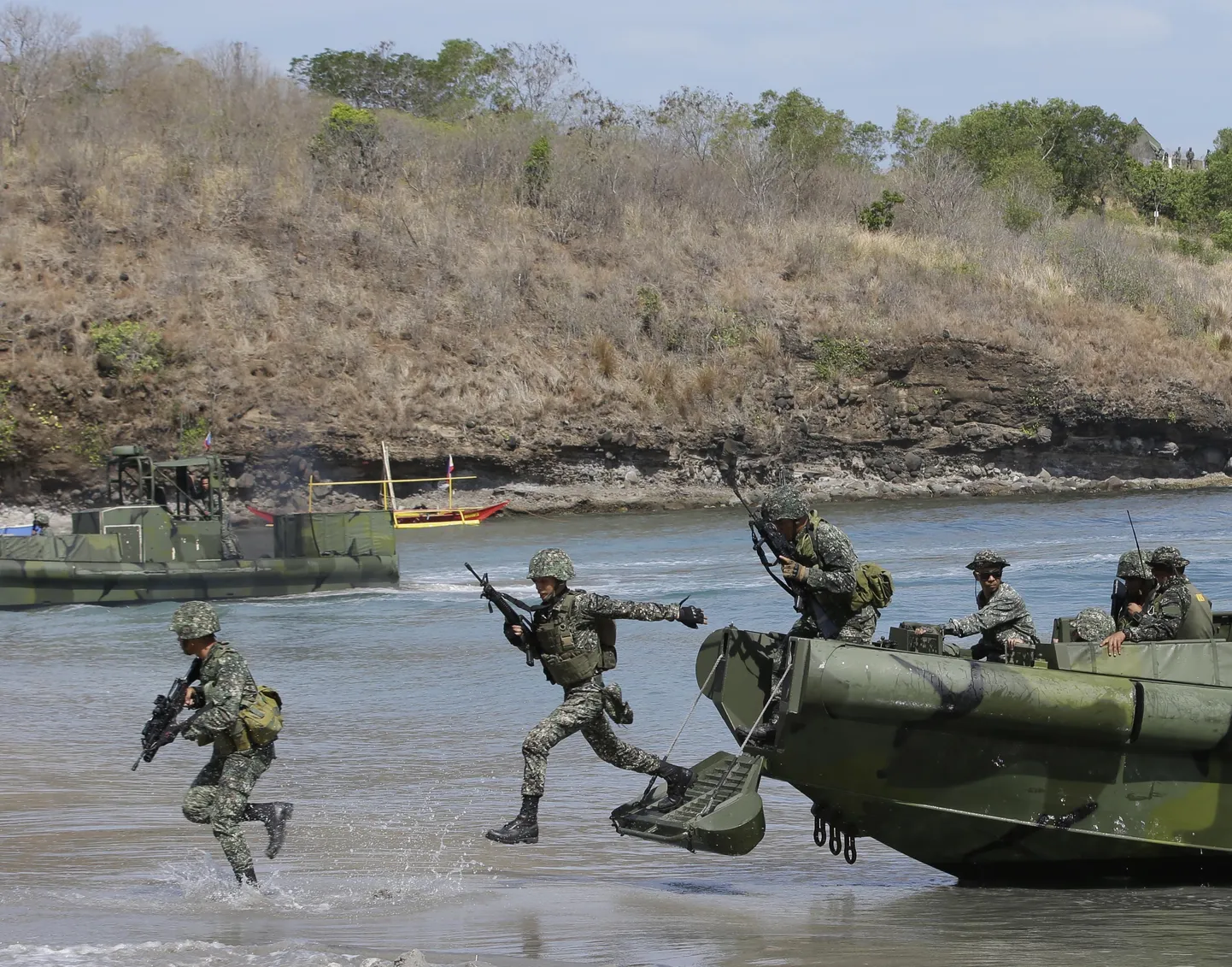 Filipiinide mereväelased USA aluselt maabumas.