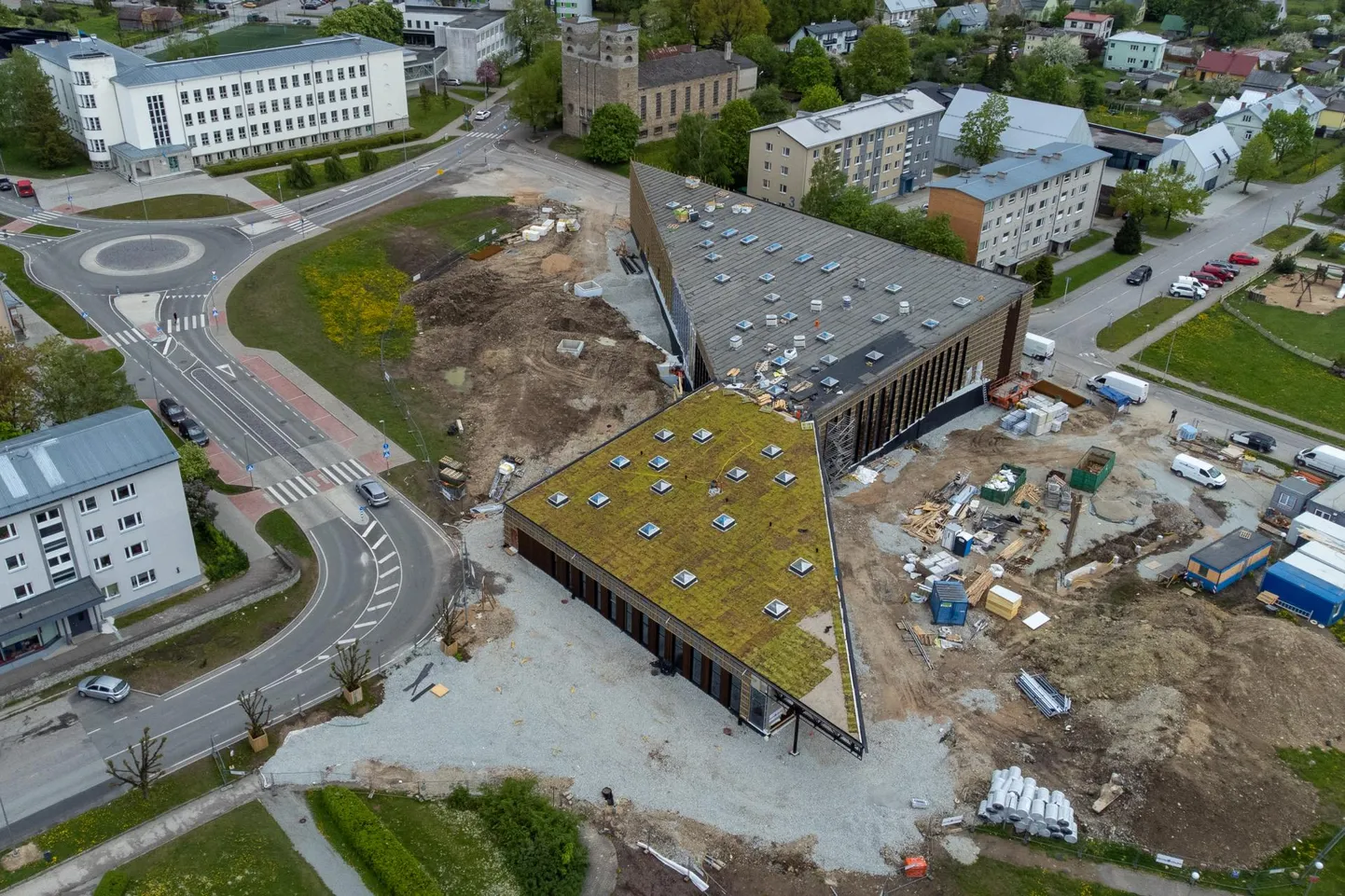 Rakvere riigigümnaasiumi ehitus suve alguses.