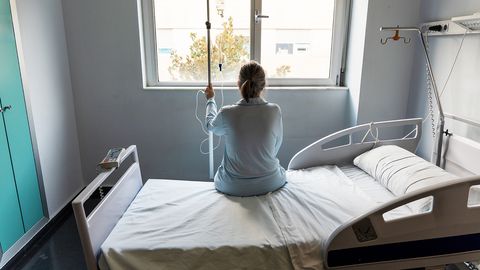 Onkoloģijas pacientiem un viņu tuviniekiem bez maksas pieejama 12 mēnešu garīga atbalsta programma