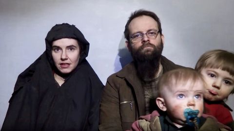 Освобожденные из пятилетнего плена в Афганистане супруги рассказали об убийстве их новорожденной дочки