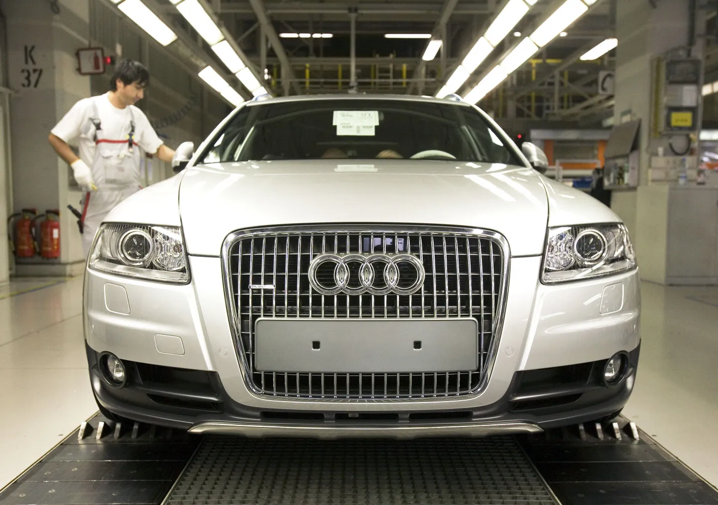 Tööline Audi A6 mudeli juures