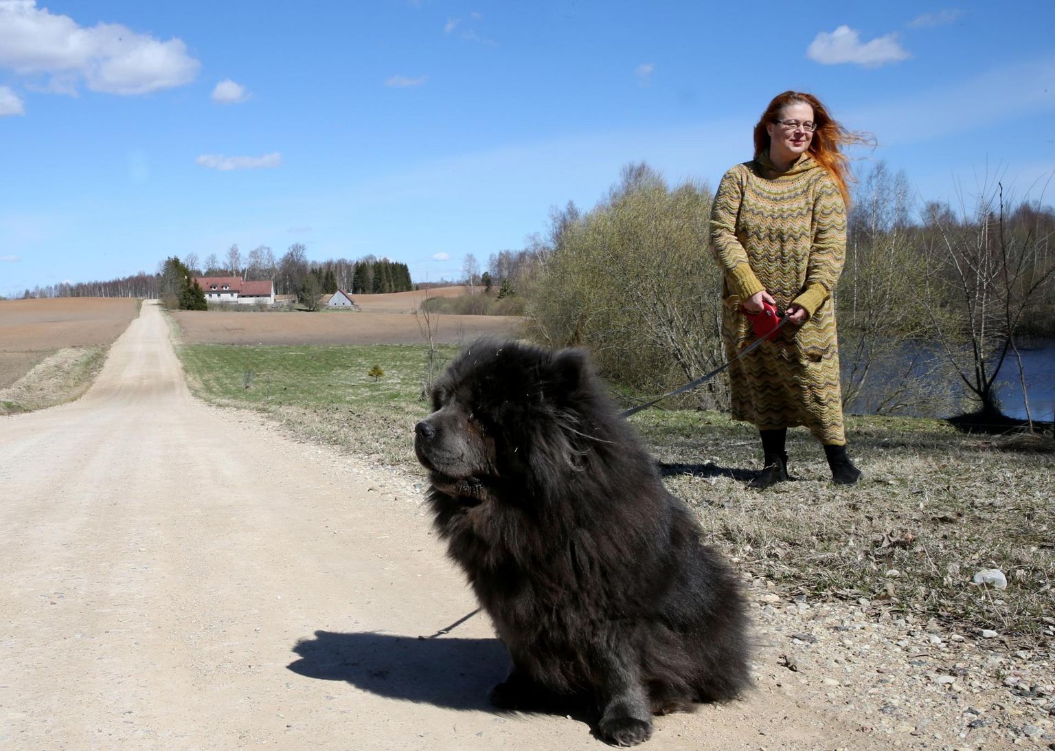 Kirjanik, stsenarist ja õpikute autor Aidi Vallik koos koer Leenuga neljapäeva hommikul oma kodutalu teel.