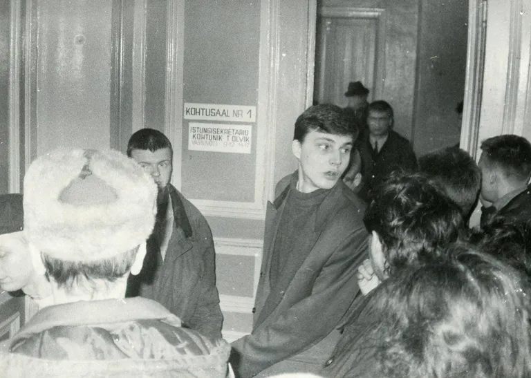 Олег Питюков (в центре), убивший двух человек и расчленивший одного из них, в суде 12 марта 1996 года.