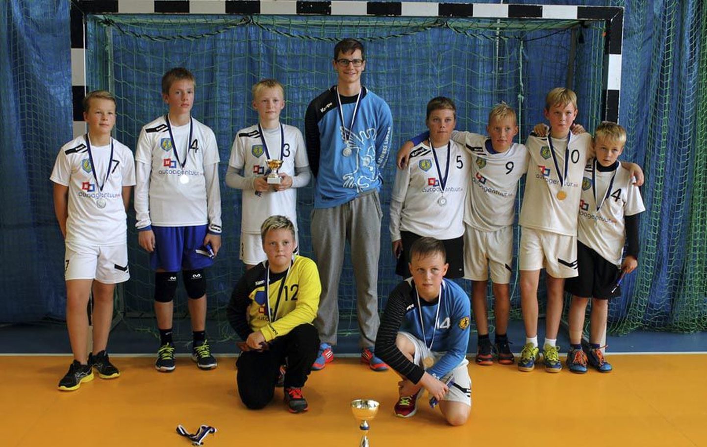 Viljandi spordikooli alla 12-aastaste noormeeste käsipallivõistkond võitles vanema koolivenna Raiko Roosna (keskel) juhendamisel rahvusvahelisel turniiril Põlvas välja teise koha.