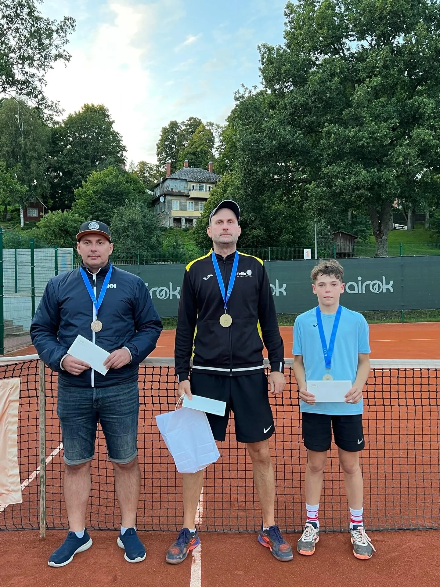 Viljandimaa meistrivõistluste meeste üksikmängu finaalis võitis Kert Villems Bert Martinit.
Meeste üksikmängu Viljandimaa meistrivõistluste esikolmik (vasakult): pronksmedalist Viljar Vahemaa, kuldmedalist Kert Villems, hõbemedalist Bert Martin.