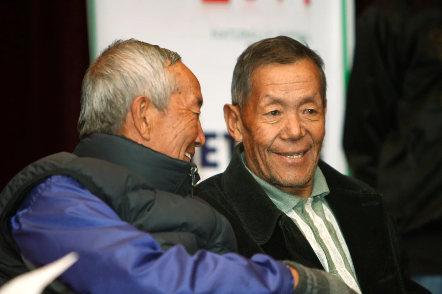Šerpast mäegiid Ang Rita (paremal), kes esimese inimesena tõusis lisahapnikuta kümme korda Džomolungmale ehk Mount Everesti tippu, räägib Nepali pealinnas Katmandus 2009. aasta 29. novembril antud pressikonverentsil Min Bahadur Sherchaniga, vanima inimesega, kes on maailma kõrgeima mäe tippu ehk "maailma katusele" tõusnud.