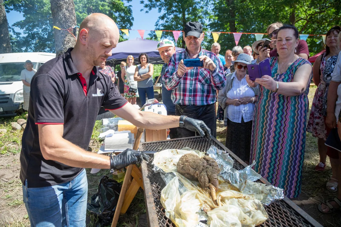 Vastemõisas Mõisa kohvikus näitas meisterkokk Jüri Harutši, kuidas maa sees küpsenud lammast välja kaevata ja lahti lõigata.