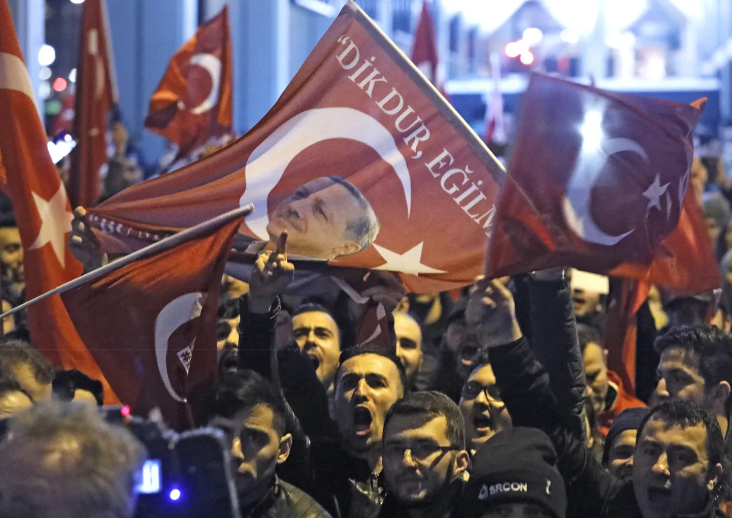Türklastest demonstrandid laupäeval Türgi konsulaadi juures Rotterdamis.