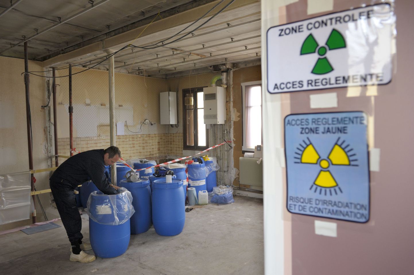 Prantsusmaa radioaktiivsete jäätmete agentuur ANDRA on Prantsusmaal ja Pariisis teinud kindlaks 130 paika, kus olev raadium võib tervisele ohtlik olla. Raadiumijäänuseid kogutakse kokku ning saadetakse sellesse agentuuri hoidlatesse ladustamisele