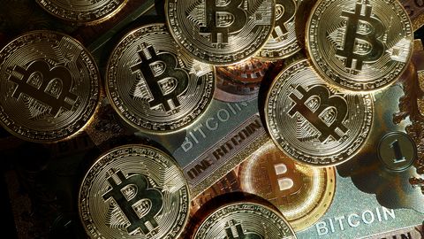 Bitcoin kukub kivina, süü võib peituda kümnendi taguses pankrotiloos