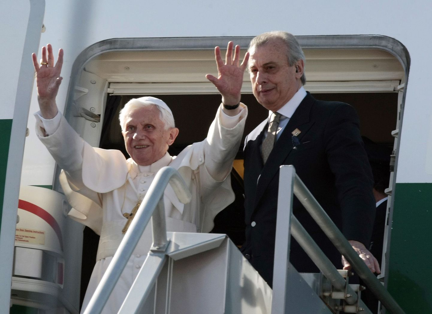 Paavst Benedictus XVI eile Silaos tema saabumist tervitama saabunud rahvahulgale lehvitamas.