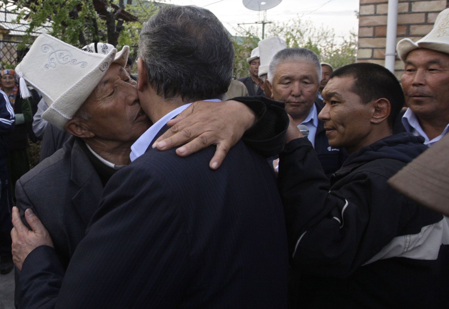 Kõrgõzstani pealinnas võimult tõugatud president Kurmanbek Bakijev koduküla toetaja embuses.