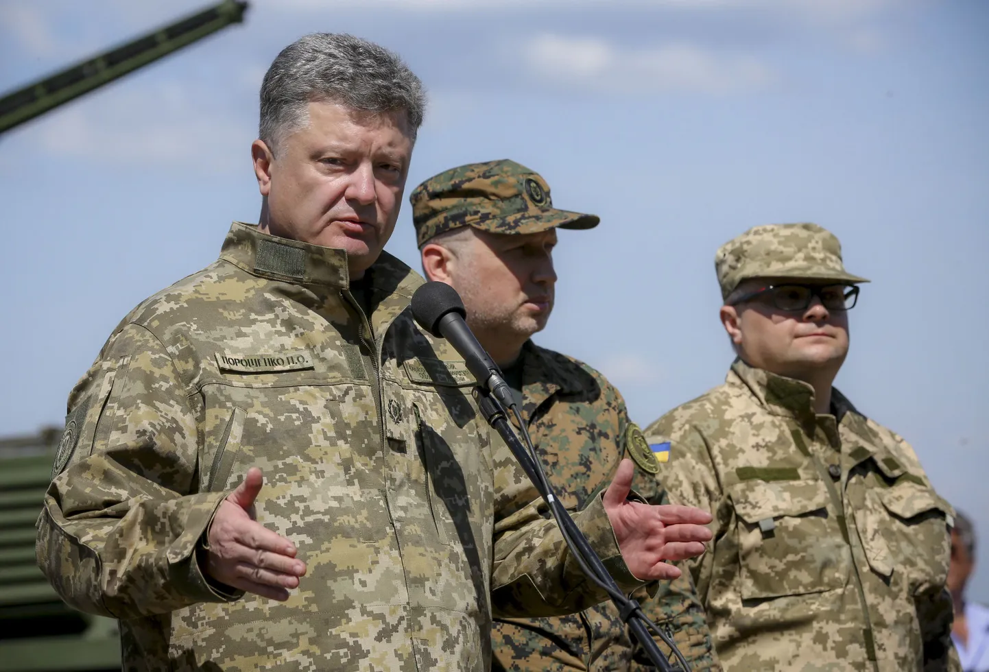 Ukraina president eile armee treeningkeskuses kõnet pidamas.