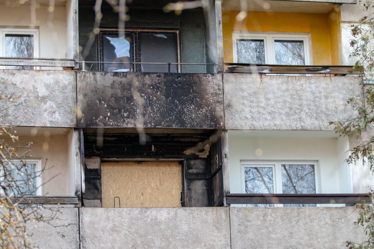 Põlengus purunesid mitmel korteril akna- või rõdu­ukse klaasid.