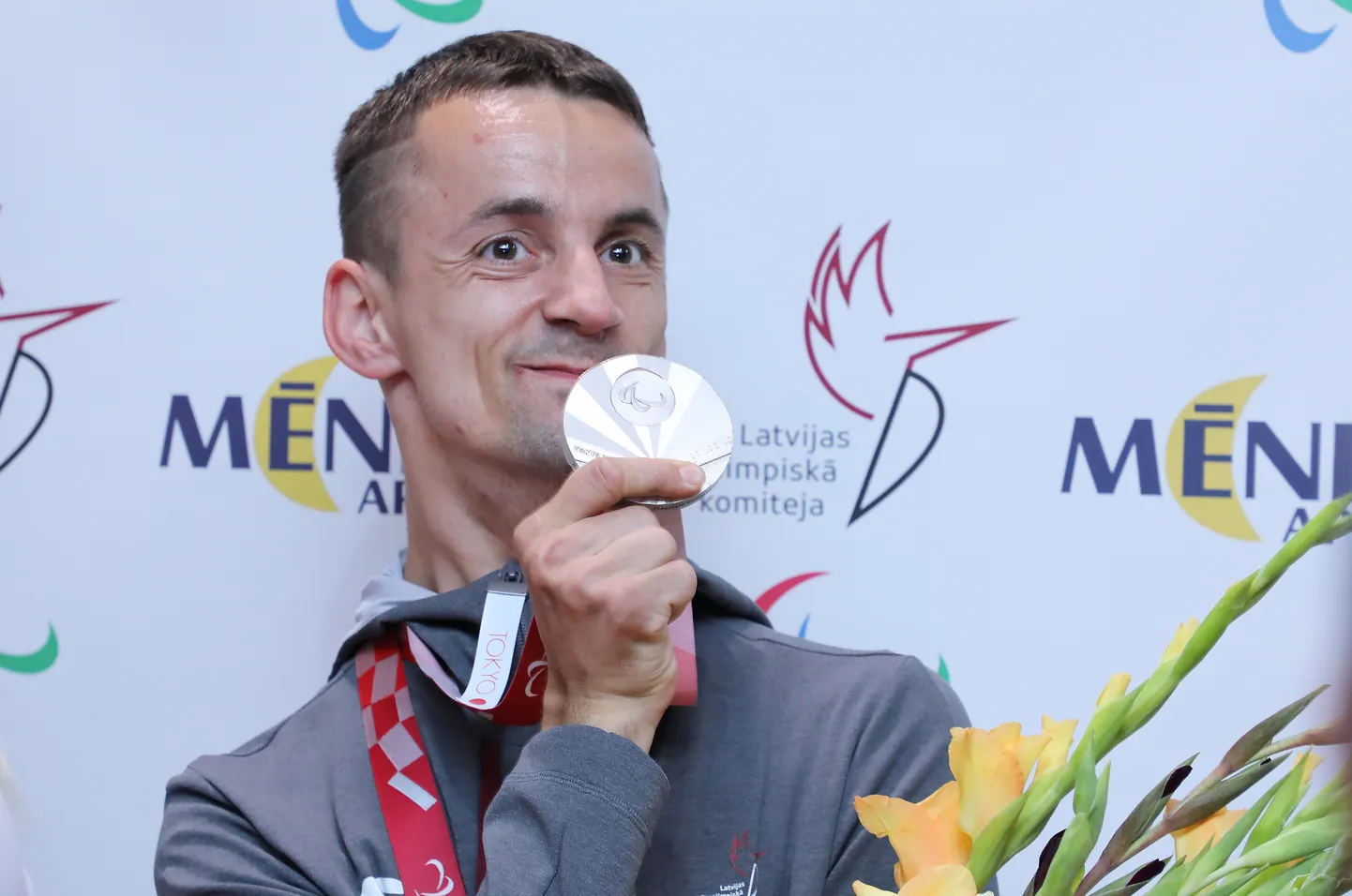 Divkārtējais sudraba medaļu ieguvējs, paralimpiskais jātnieks Rihards Snikus lidostā "Rīga", atgriežoties no Tokijas paralimpiskajām spēlēm.