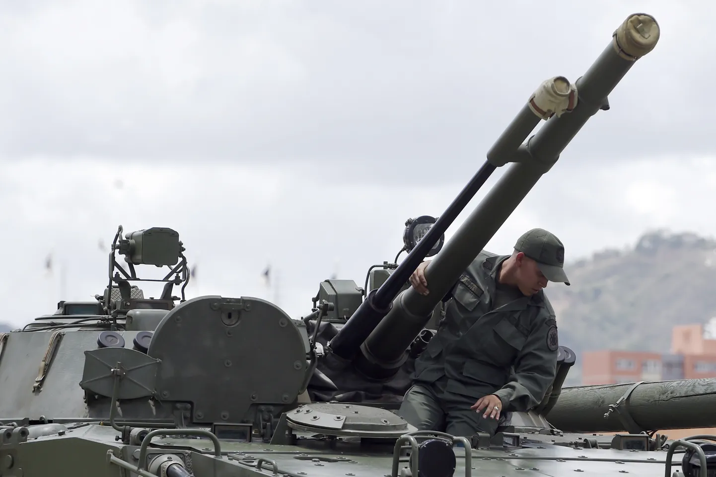 Krievijas karavīrs un militārā tehnika Venecuēlā 2015. gadā.