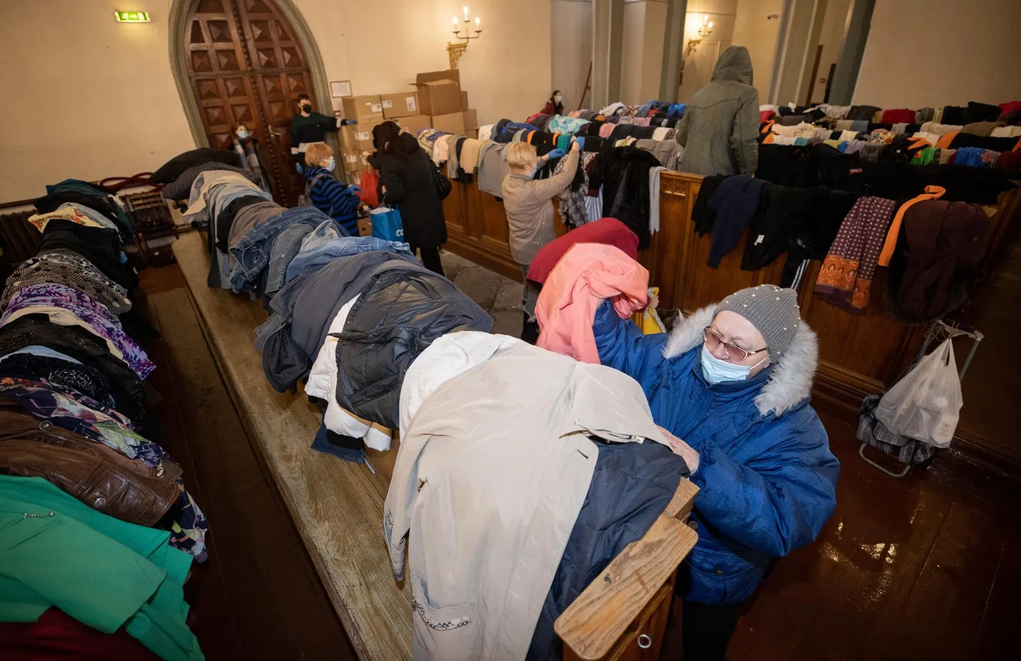 Oleviste kirikus jagati riideid koduta ja puuduses inimestele. Jagamine asendab viiruse tõusu ära jäävat kontsert-jumalateenistust, mida Olevistes on korraldatud alates 2002. aastast.