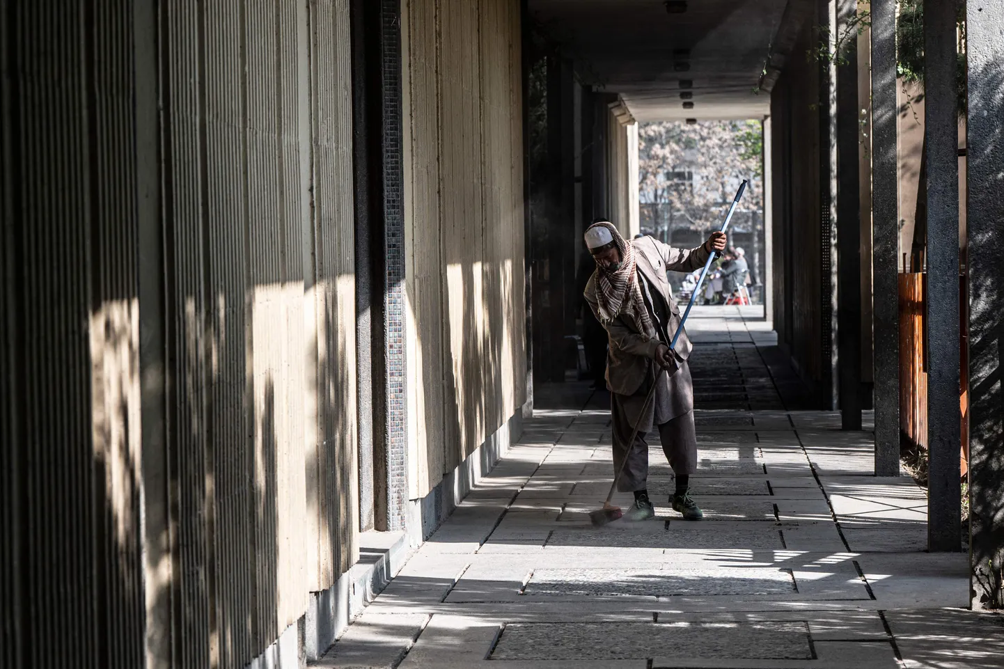 Koristaja Kabuli Esteqlali keskkooli tühjas koridoris.
