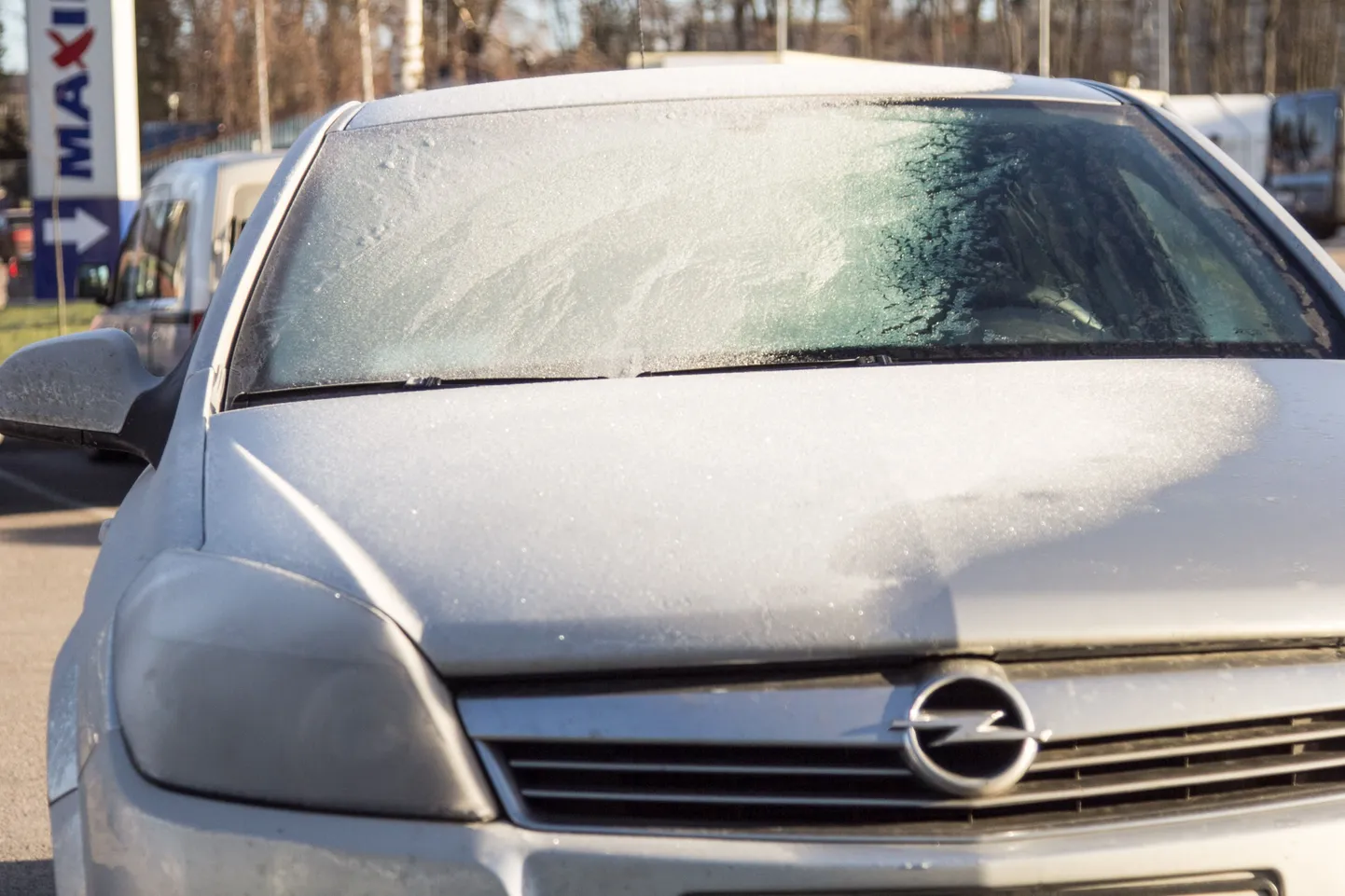 Sõiduauto jäätunud klaasid.