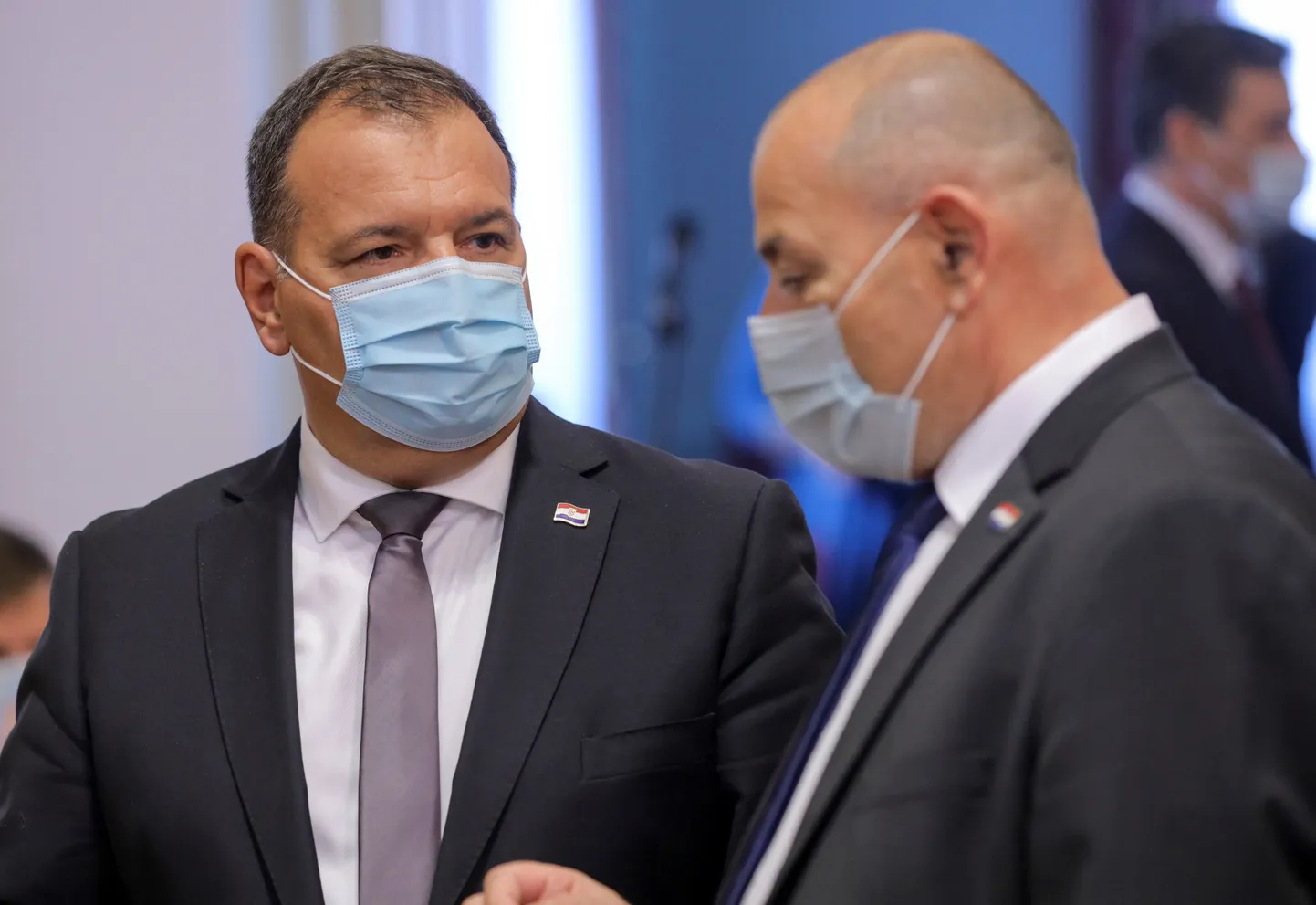 Horvaatia nüüdseks vallandatud tervishoiuminister Vili Beroš (vasakul) ja asepeaminister Tomo Medved (paremal). 23. juuli 2020.