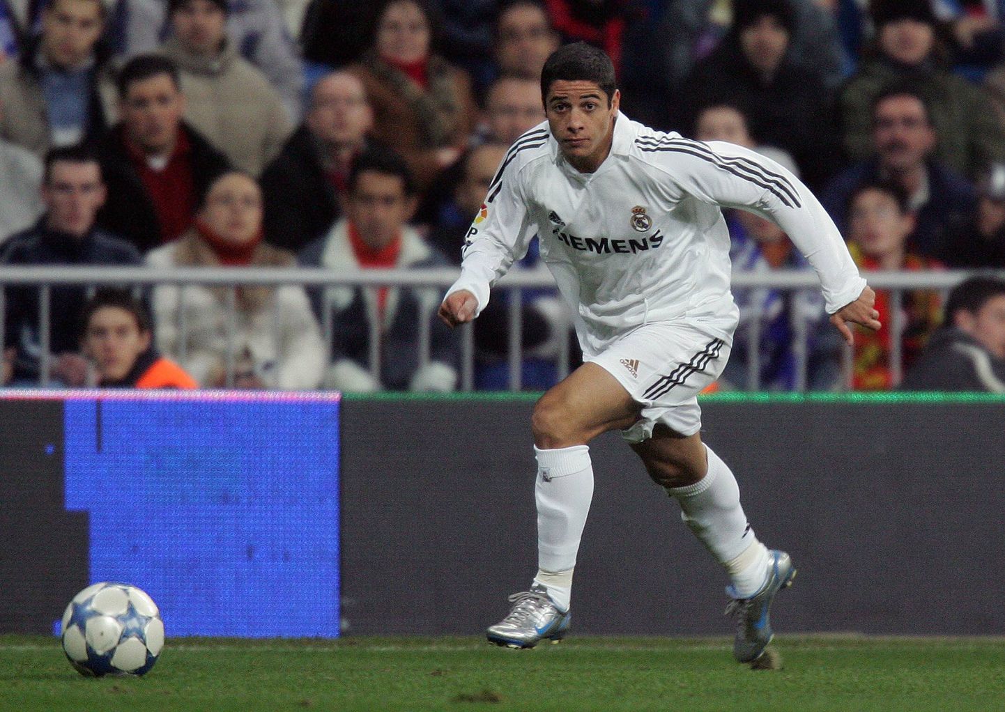 Brasiilia vutituus Cicinho Madridi Reali ridades 2007. aastal.