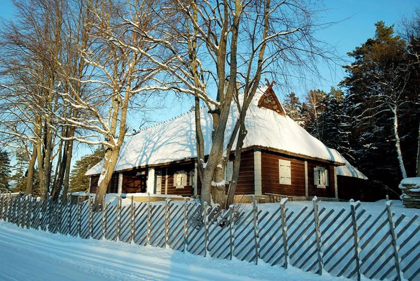 Lahemaa rahvuspark pakub kuhjaga silmailu ja hingerahu nii talvel kui ka suvel, üks armastatumaid külastuskohti on Altja.