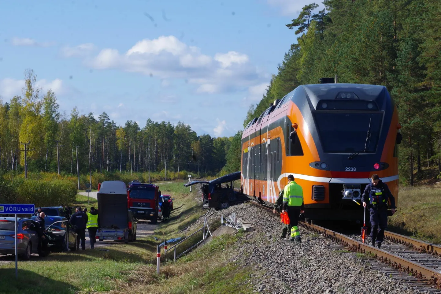 Koidula jaamast Piusale sõitnud reisirong peatus sadakond meetrit pärast kokkupõrget Veski ülesõidul.