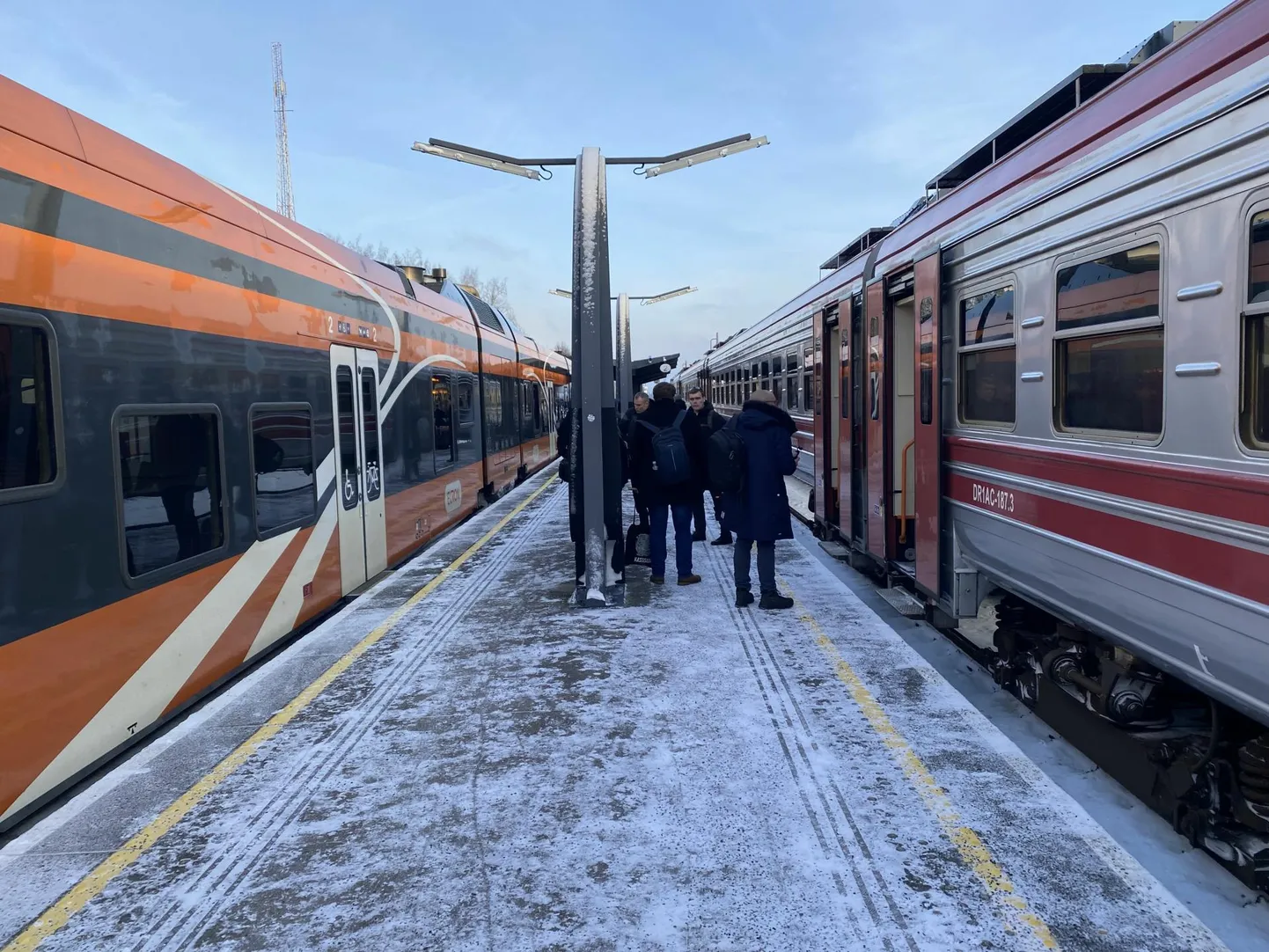 Latvian passenger train operator Vivi's train was already waiting for the Estonian «carrot» in Valga. However, having to change trains felt like jumping back a century.