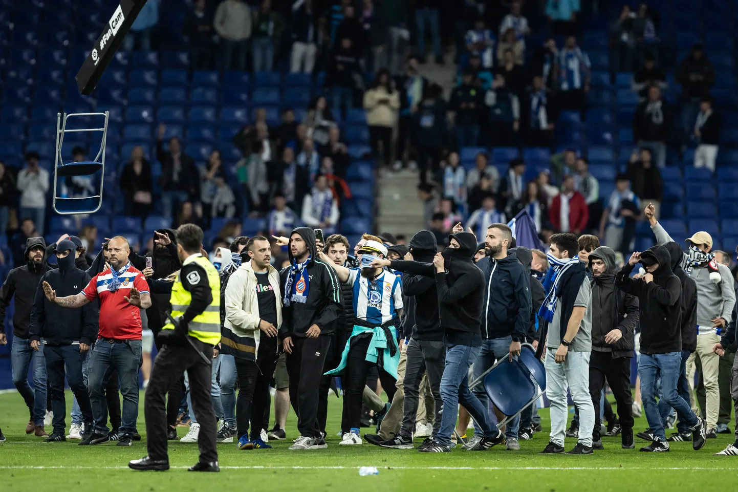 Espanyoli poolehoidjad, kelle eest pidid Barcelona mängijad varjuma staadioni siseruumidesse.