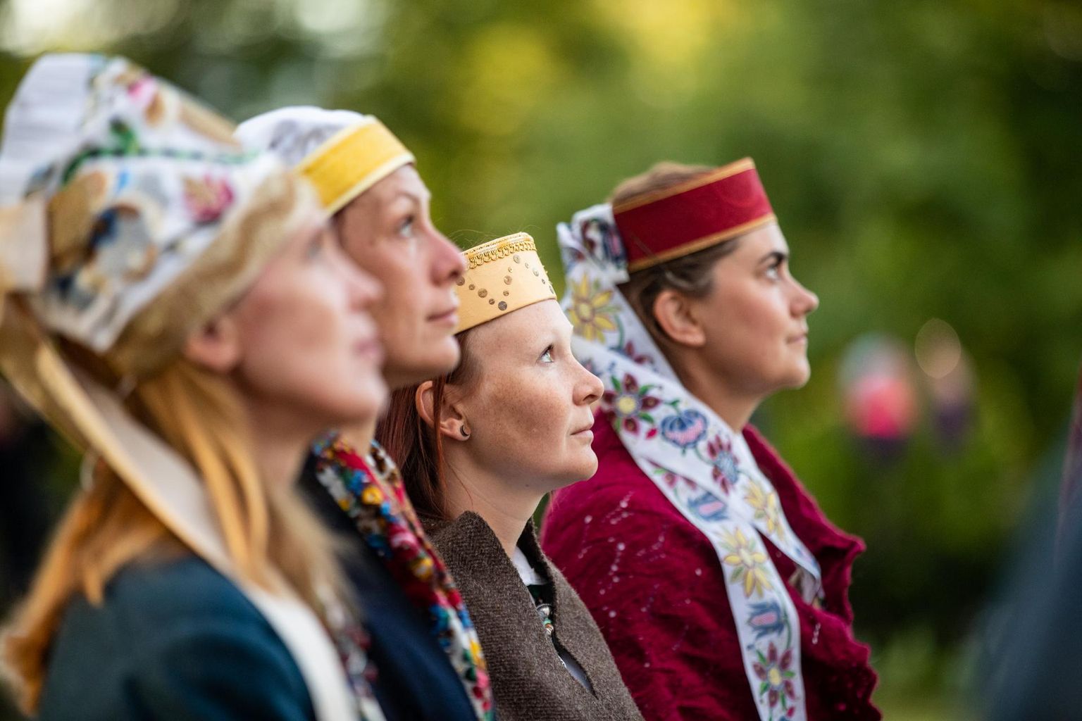 Tikitud tanud ja lintidega pärjad. Kuidas naisterahvad Eestis pead katsid, on ühtaegu nii kunstivorm kui ka moekeel – igal asjal on sõnum, tanu või pärja kandmine näitas nii staatust kui ka perekonnaseisu.