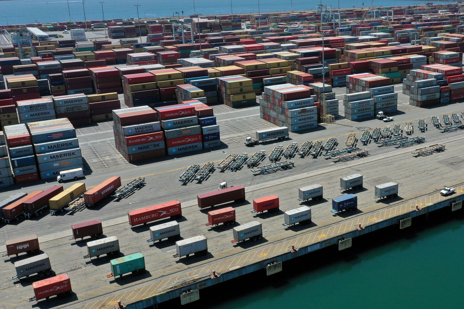 Konteinerivirnad ootavad Los Angelese sadamas Californias võimalust Aasiasse tagasi pääseda.