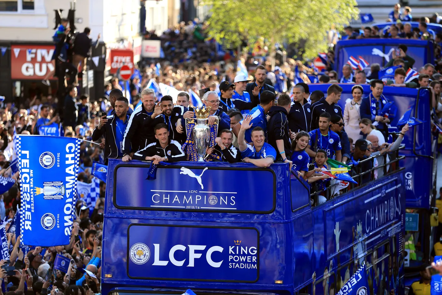 Leicester City mängumehed tähistamas 2015/16. hooaja Inglismaa meistritiitlit.