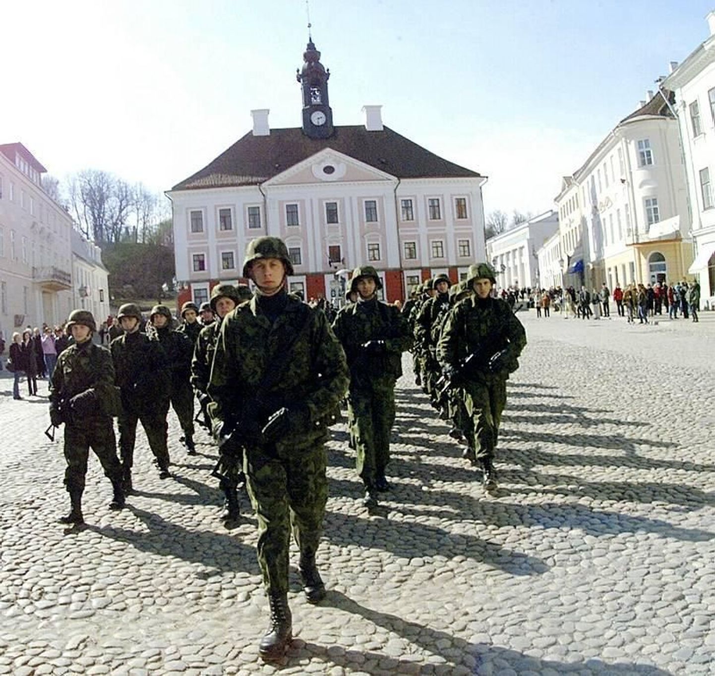 Kaitseväe Ühendatud Õppeasutused (KVÜÕA) alustavad õppeaastat marsiga läbi Tartu kesklinna.