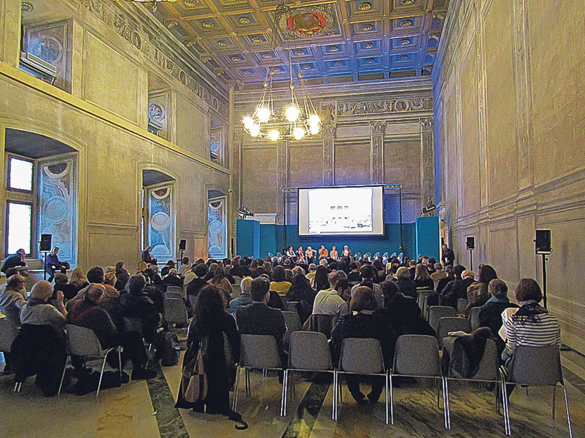 Teatrieksperid on kogunenud Palazzo Venezia suurde saali kuulama arutelu NO99 teatrist.