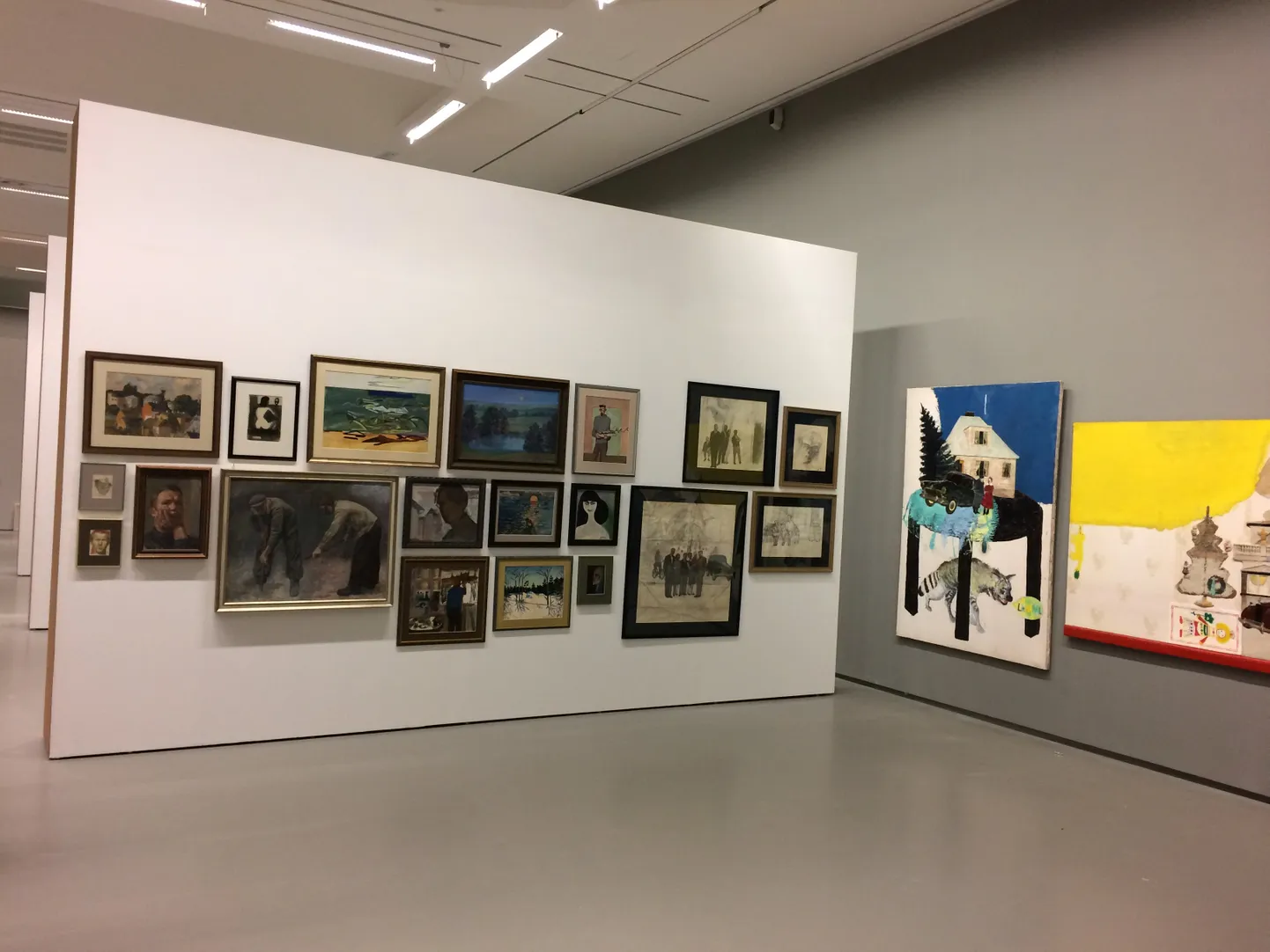 Vaade kunstikoguja Mart Eriku 
kollektsioonist pärinevate teoste välja­panekule Vilniuse rahvusgaleriis. Vasakul on näha valikut Tartu sõprus­konna kunstnike töödest ja paremal Raul Rajangu loomingut.