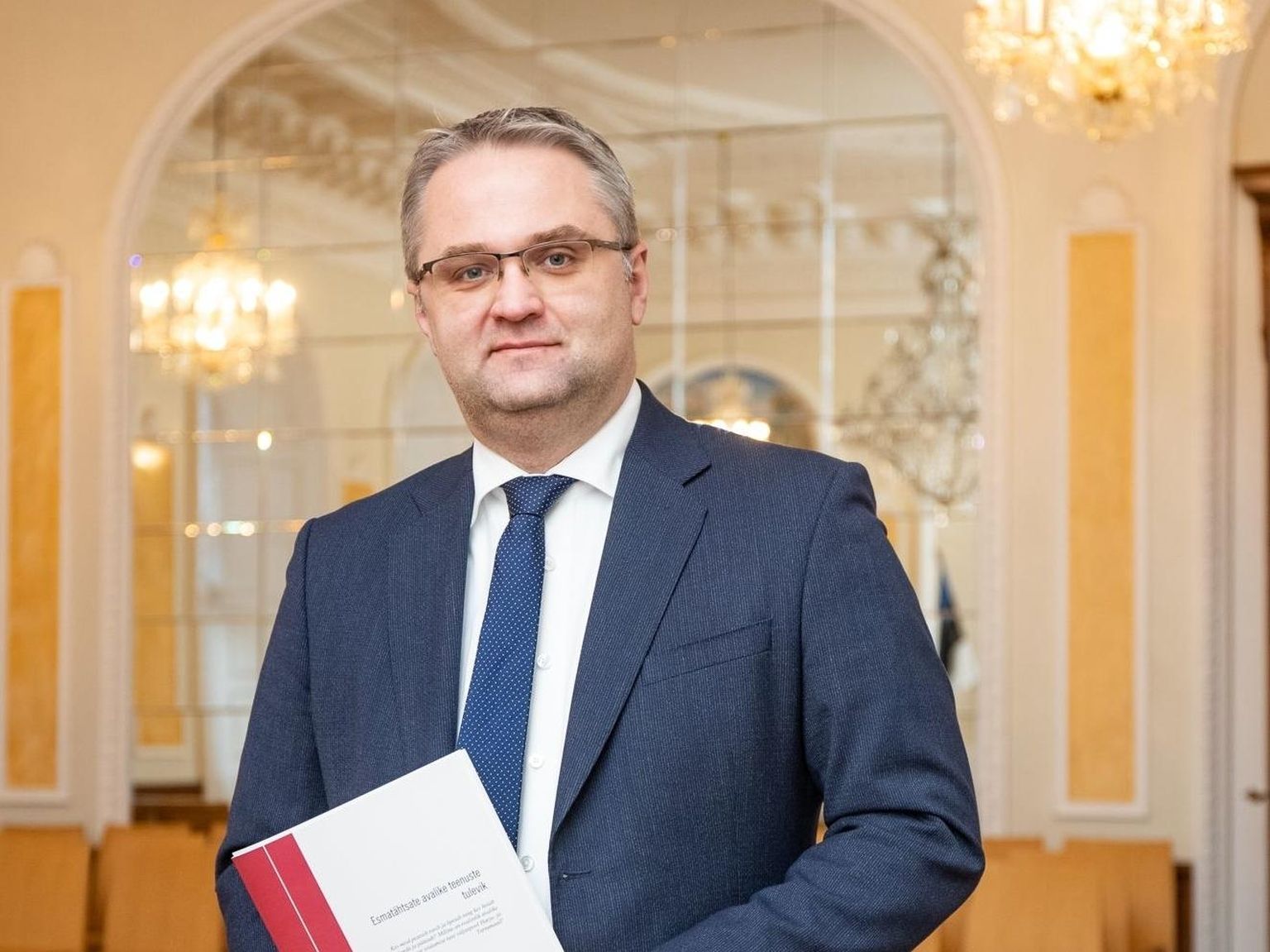 Riigikontrolör Janar Holm andis mullu 9. novembril Toompeal riigikogu esimehele üle riigikontrolli aastaaruande.