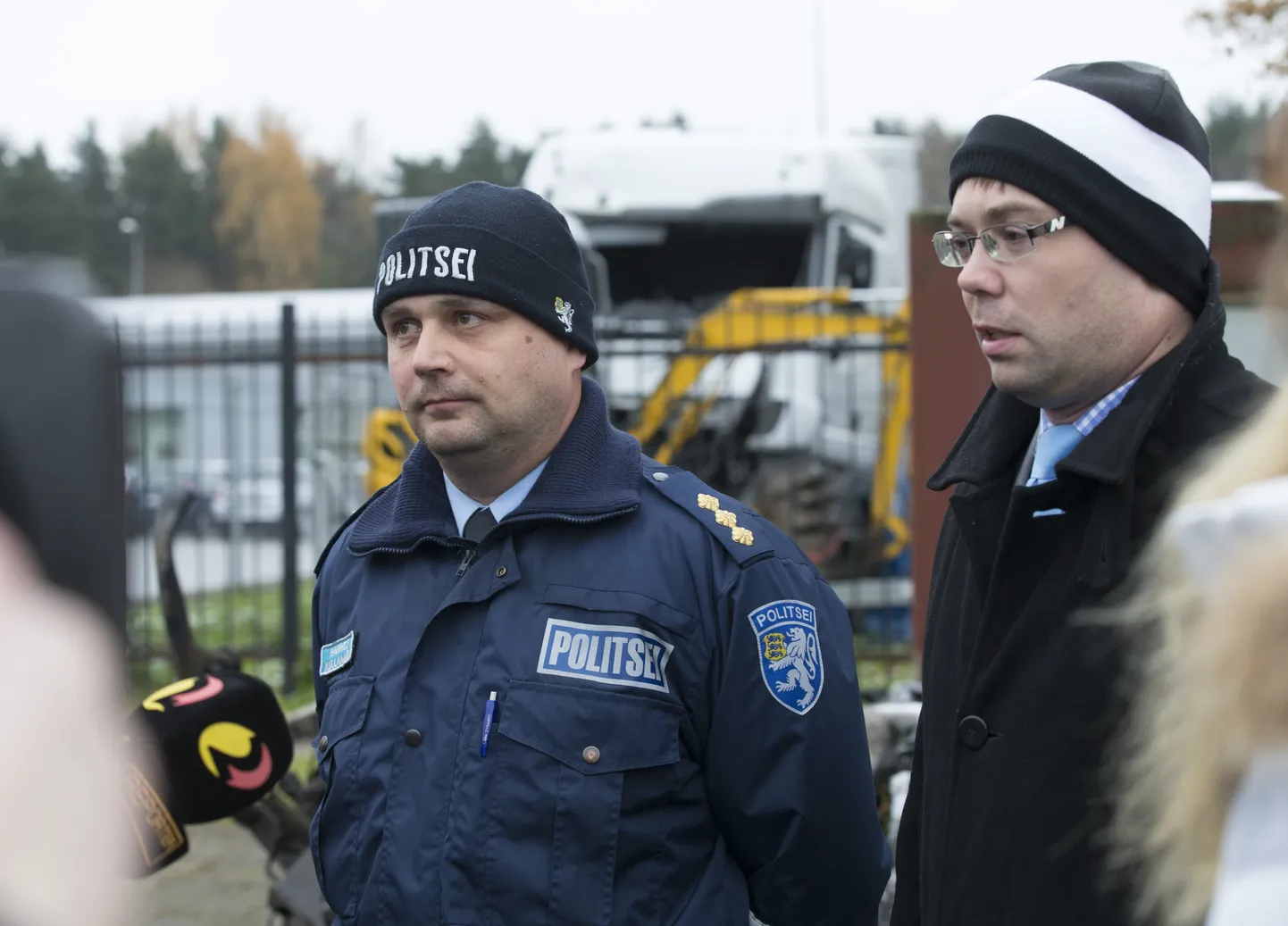 Põhja prefektuuri liiklusjärelevalvekeskuse juht Hannes Kullamäe seisab fotol vasakul.