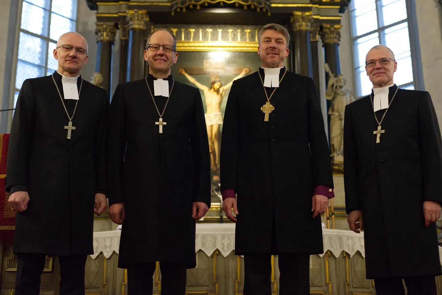 Peapiiskop Urmas Viilma (paremalt teine) pühitses ametisse korraga kolm piiskoppi. Vasakult Anti Toplaan, Ove Sander ja Marko Tiitus.
