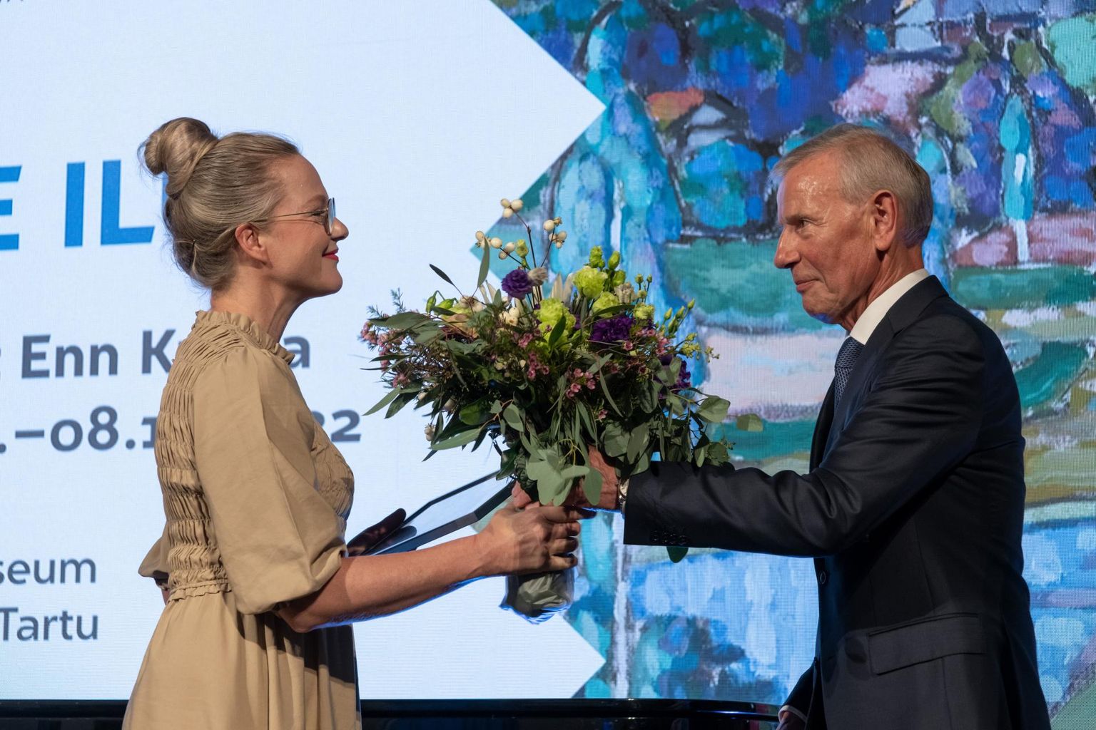 Konrad Mägi sihtasutuse preemia pälvis EMMA kunstimuuseumi direktrissi Pilvi Kalhama, teda õnnitleb sihtasutuse nõukogu esimees Enn Kunila.