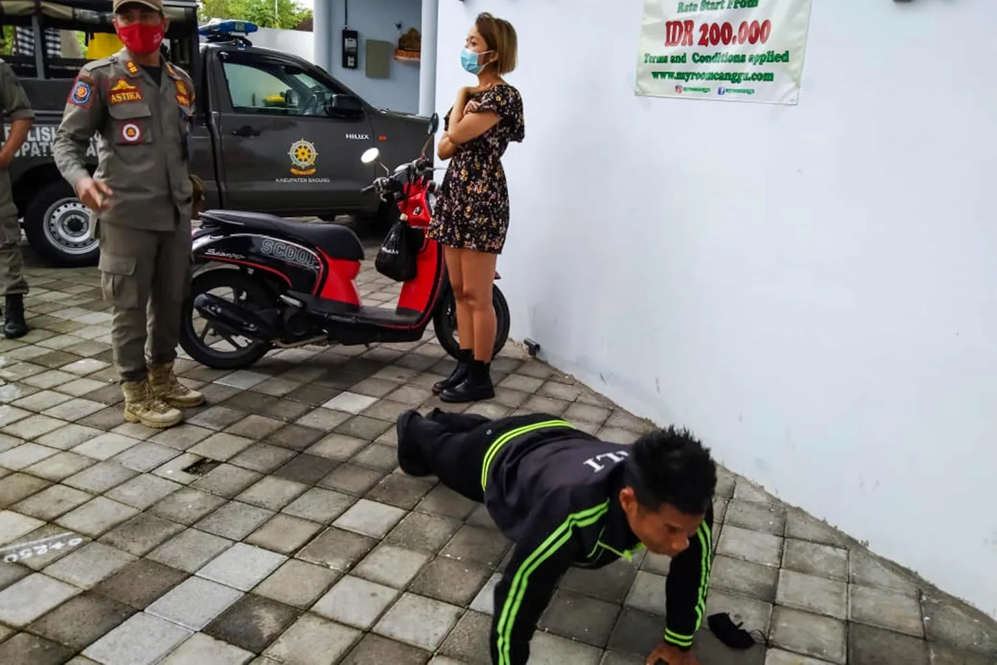 Reeglite rikkumise eest karistatakse Bali saarel kätekõverdustega.