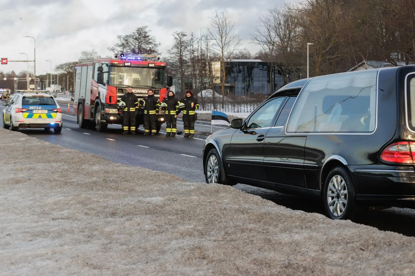 Madis Millingu matuserong sõidab päästeautode sireenide saatel Metsakalmistule.