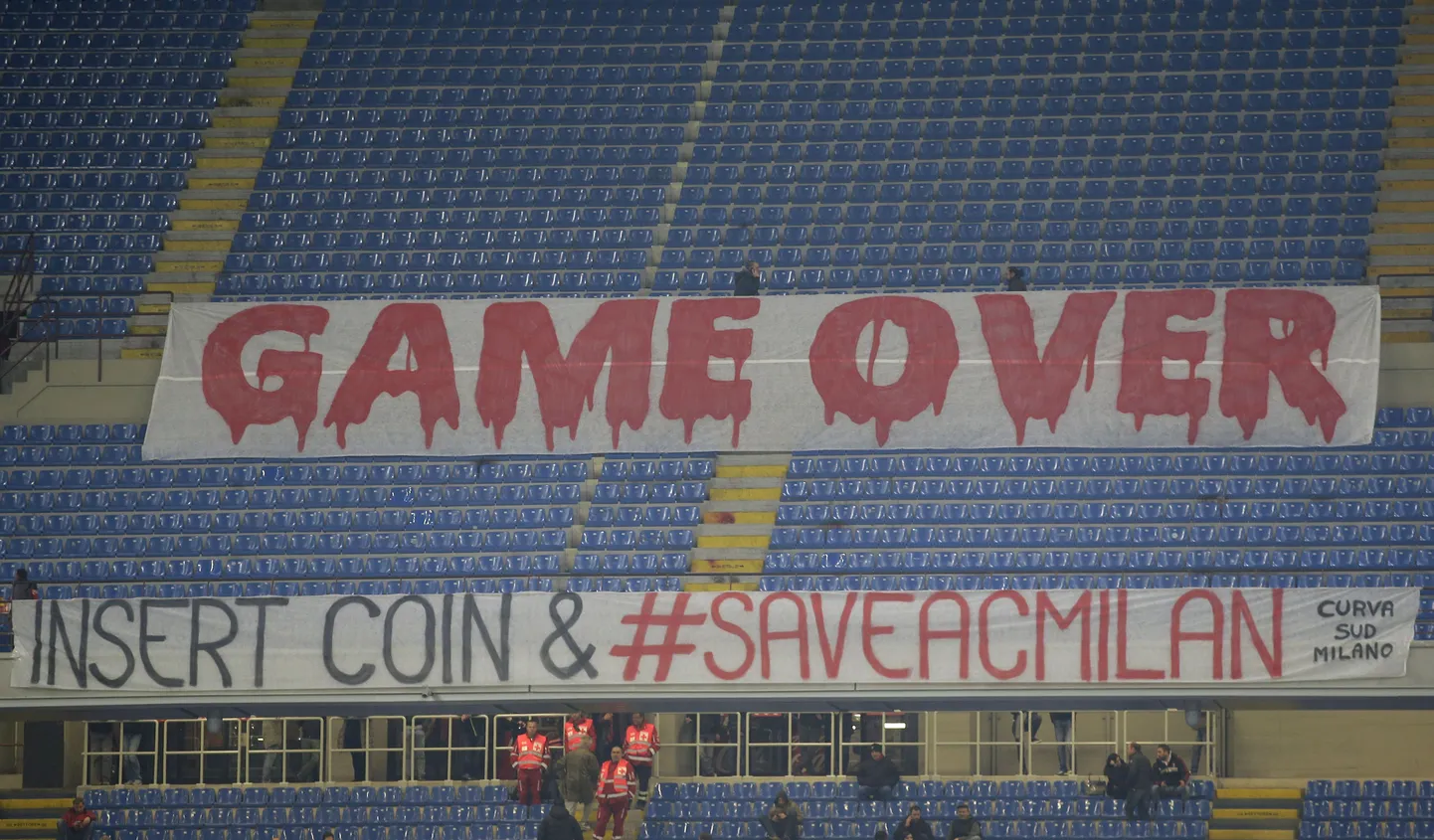 Недовольные болельщики "Кальяри" покинули стадион и ставили баннер во время матча против "Милана" (21.03).