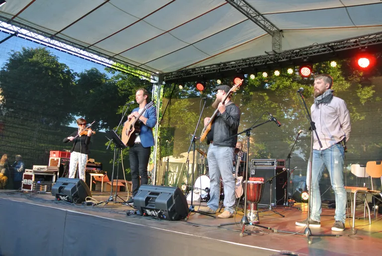 Ansambel Folksell astus Raadil üles viiekesi: Gloria Kadarpik (vasakult, viiul), Priit Oks (laul ja kitarr), Erki Uus (bass ja laul), Joosep Voolmaa (trummid) ning Martin Hanson (tamburiin ja laul).