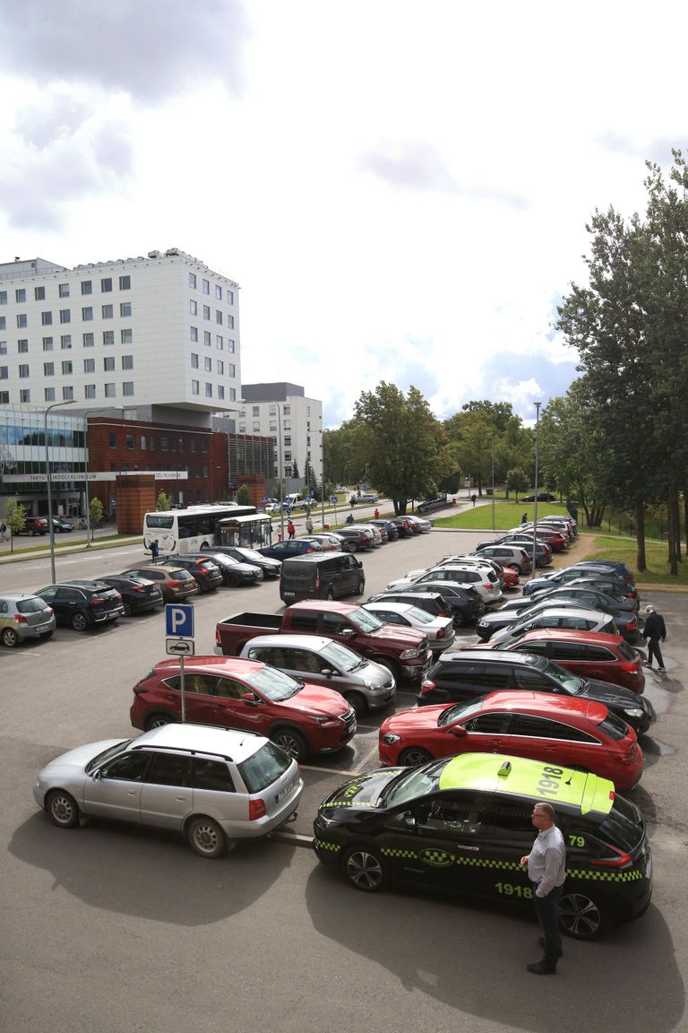 Maarjamõisa haigla juurde ehitatud tasulises parkimismajas pargib vähe autosid, samas kui väliparkla on pilgeni autosid täis.