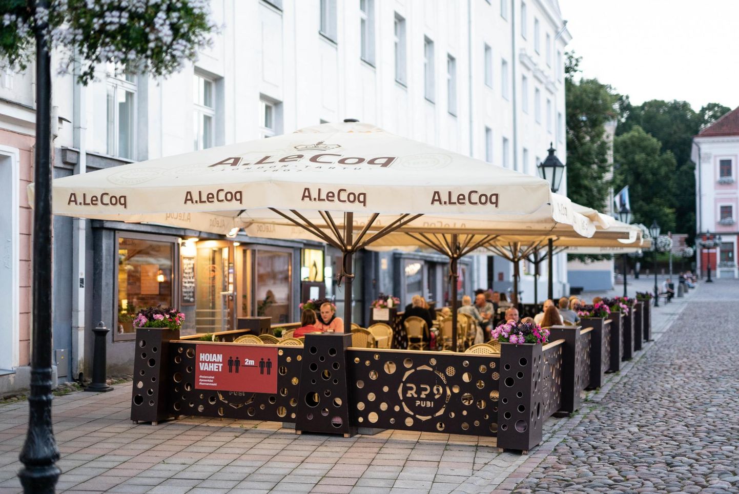 Jõudsalt leviva koroonaviiruse pärast hakkas reedel kogu Tartumaal kehtima alkoholimüügi piirang ning selle päeva õhtul oli Emajõelinna Raekoja platsil tegutseva pubi RP9 terrass tavapärasest tühjem.