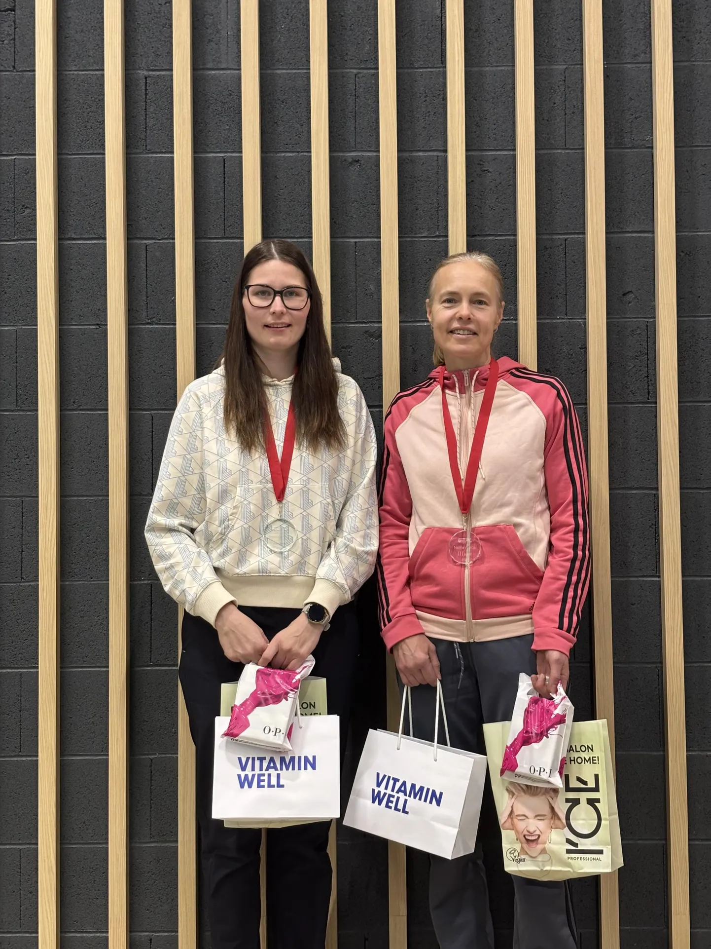 Viljandi Fellini tennise- ja padeliklubi mängija Anelle Luik (vasakul) teenis koos Liina Suurvarikuga Eesti padeli liidu A-liiga kolmandal etapil pronksmedali.