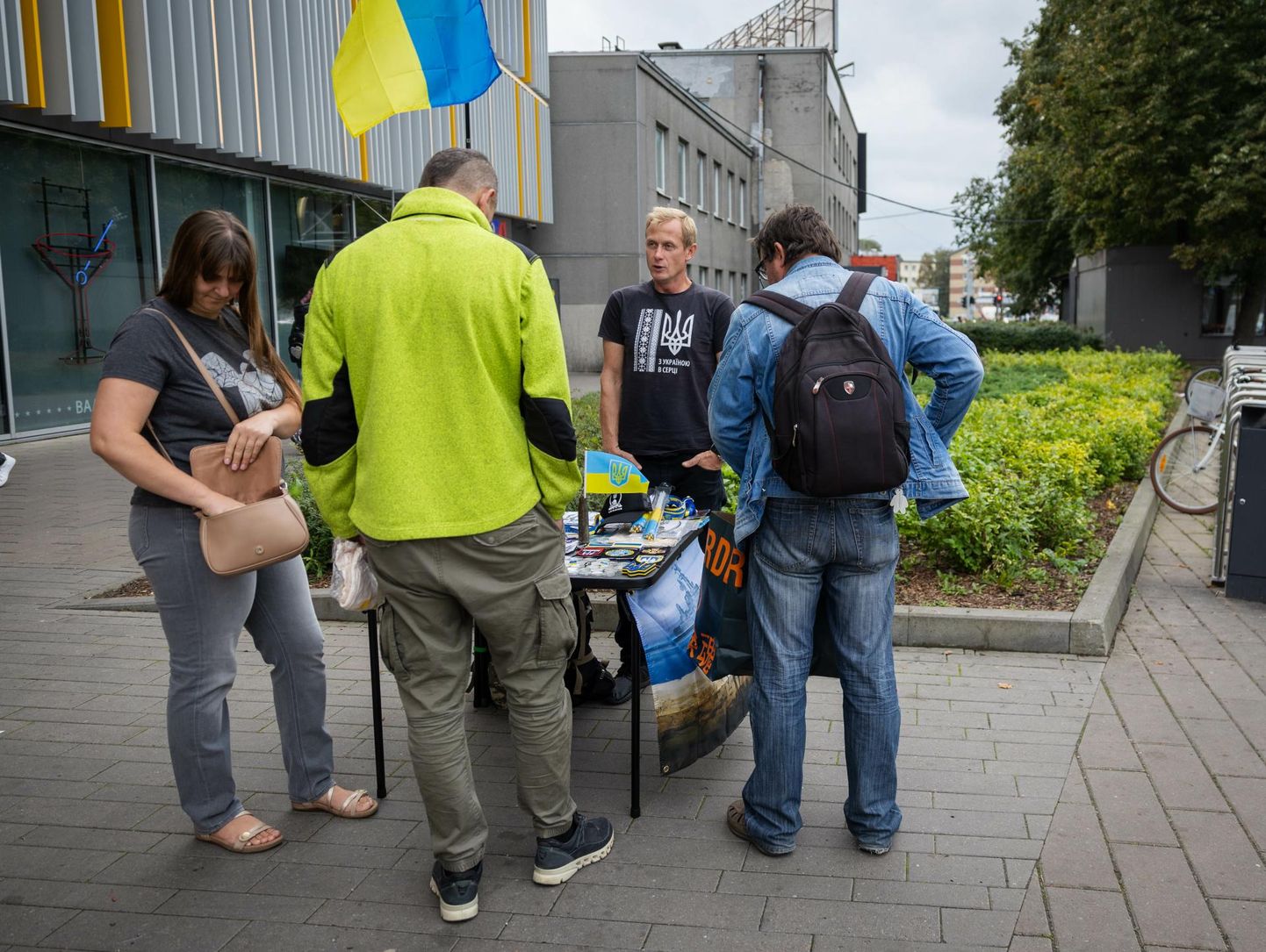 Tallinnas Ukraina sümboolikaga meeneid müüv Ilja tõdeb, et sellise kaubaga tänaval seistes polegi võimalik ideoloogilistest põhjustest lähtuvaid provokatsioone vältida.